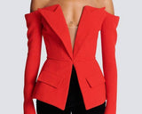 Blazer rojo con hombros descubiertos y cremallera trasera